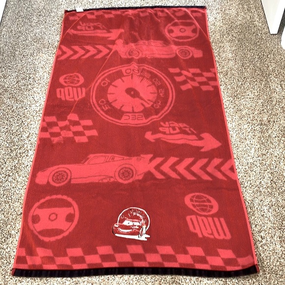 Disney Pixar Cars beach towel for kids featuring lightning McQueen - Picture 4 of 5